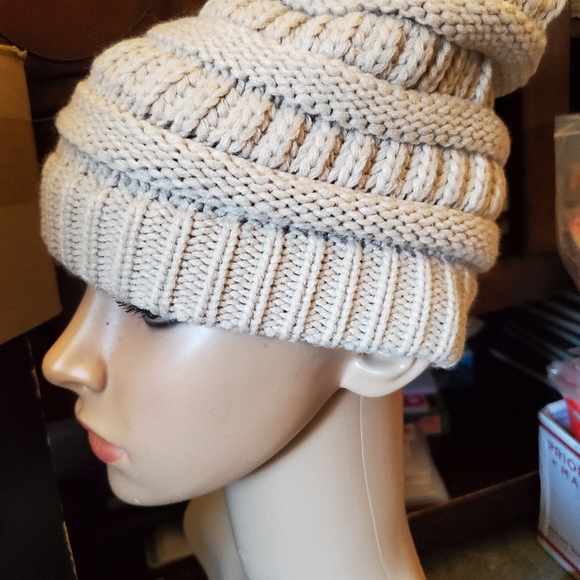 Chic Ruff hats with high openings for ponytails - Picture 3 of 9